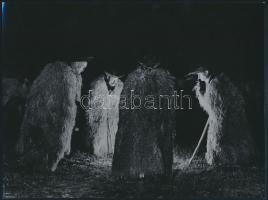 Pásztorok subában a tűz körül, Szendrő István (1908-2000) fotóművész felvétele, hátoldalon pecséttel jelzett, 17×23 cm