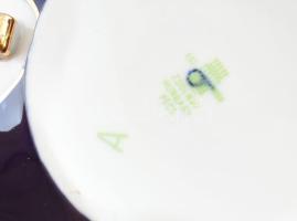 6db Zsolnay Pompadour mintás leveses csésze, 6 db aljjal. Jelzett, kopott. d: 10-15 cm