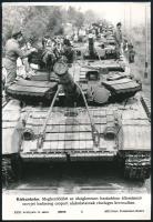 1990 Kiskunhalas, a Magyarországon állomásozó szovjet csapatok kivonulása (T-72 harckocsik menetoszlopban), MTI sajtófotó, Friedmann Endre felvétele, 26,5x18,5 cm