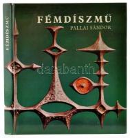 Pallai Sándor: Fémdíszmű. Lakásdíszek, divatékszerek. Bp., 1976, Műszaki Könyvkiadó. Második kiadás. Fekete-fehér fotókkal illusztrált. Kiadói kartonált papírkötés.