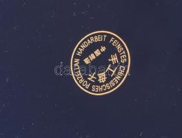 Kínai kobaltkék aranyozott dísztányér, rokokó jelenettel, jelzett, hibátlan, d: 20 cm