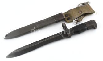 Lengyel bajonett bakelit és fém hüvellyel (sérült), jelzett, kopott. / Polish bayonet with damaged bakelit case 33,5 cm