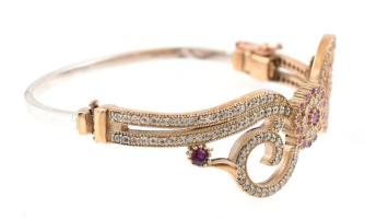 Ezüst(Ag) karperec szintetikus rubin díszítéssel, jelzett, deformációval, 5,5×5,5 cm, bruttó: 18,9 g