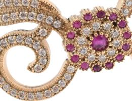 Ezüst(Ag) karperec szintetikus rubin díszítéssel, jelzett, deformációval, 5,5×5,5 cm, bruttó: 18,9 g