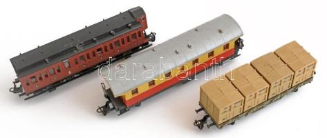 20 db 12 mm nyomtávú TT modell vasút kocsi + néhány kiegészítő