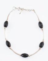Ezüst(Ag) karkötő fekete gyöngyökkel, jelzett, bruttó: 4,3 g