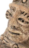 Prekolumbián maja stílusú szobor, égetett agyag, kopásokkal, apró lepattanásokkal, m: 20 cm