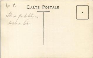 Fils du fer barbelés en bordure du Vardar / WWI military, barbed wire fence along the Vardar river. ...