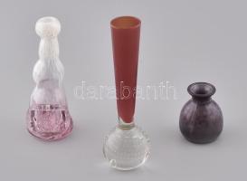 3 db kisméretű üveg váza, Bo Borgstrom for Aseda Svéd jelzett, 15,5cm ,, pink, fehér kis üveg váza jelzés nélkül, m: 13cm ,, Art Deco cseh váza, m: 5,5 cm. Hibátlan darabok.