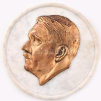 Jelzés nélkül: Adolf Hitler. Bronz relief, márványra applikálva. 1930-40 körül. 17x13,5cm, márvány d: 23 cm. Falra akasztható.