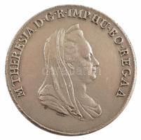 Olaszország 1995. "Olasz Államok / Milánó 1778. 1S "Mária Terézia" " jelzett Ag replikája, eredeti díszdobozban, tájékoztató könyvecskével. Szign.:S.J. (30g/0,925/40mm) T:1,1- Italy 1995. "Italian States / Milan 1778. 1 Scudo "Maria Theresia" "marked Ag replica in its original hardcase with an informative booklet. Sign.:S.J. (30g/0,925/40mm) C:UNC,AU