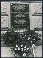 1990 Mindszenty bíboros, hercegrpímás emléktáblája Esztergomban, az Igazság c. lap hátoldalán feliratozott sajtófotója, 18x13 cm