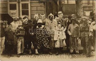 Cirkuszi társulat, bohócok / circus troupe, clowns, carnival. photo (EB)