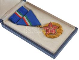 1951. "Közbiztonsági Érem" arany fokozata a rendőrség tagjai részére, szalagsávval, eredet...