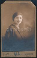 cca 1920 Lévay Ilona portréja, keményhátú fotó egy miskolci műteremből, 10,5×6,5 cm