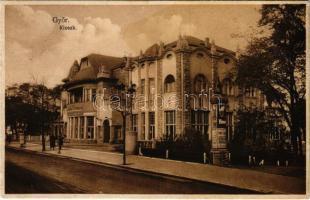 1929 Győr, Kioszk kávéház és étterem, hirdetőoszlop "Bánky Vilma A Sivatag árvája" reklám poszterrel (EK)