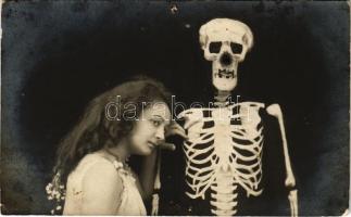 Hölgy csontvázzal, bizarr / Lady with bizarre skeleton. Photo L. Forbert Varsovie (lyukak / pinholes)