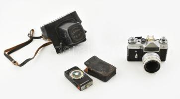 Zenit E fényképezőgép Zeiss Tessar 2,8/50 objektívvel, bőr tokkal. A kamera zárja nem működik, borítás alul levált, hozzá Sverolovsk 4 fénymérő