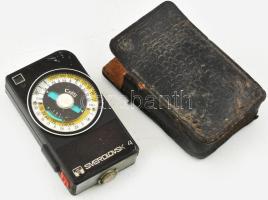 Zenit E fényképezőgép Zeiss Tessar 2,8/50 objektívvel, bőr tokkal. A kamera zárja nem működik, borít...