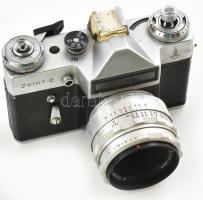 Zenit E fényképezőgép Zeiss Tessar 2,8/50 objektívvel, bőr tokkal. A kamera zárja nem működik, borít...