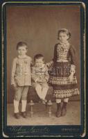 cca 1885 Testvérek, keményhátú fotó Kohn Ignác nyíregyházai műterméből, 10,5×6,5 cm