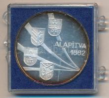 1975. "Taurus Emlékérem 1945-1975 / Alapítva 1882" kétoldalas fém emlékérem sérült tokban ...