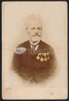 cca 1900 Férfi kitüntetésekkel, keményhátú fotó, sérült, 16×10,5 cm
