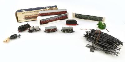 Piko H0 vasútmodell tétel, egy cipősdoboznyi, közte sínek, mozdonyok, személy- és teherkocsik, stb. Vegyes állapotban.