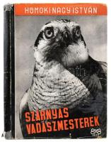 Homoki Nagy István: Szárnyas vadászmesterek. Fotoriport a vadászmadarakról. Írta és fényképezte: - -. Ez a könyv az Országos Természettudományi Múzeum és Egyetemi Nyomda közös kiadványa. Bp., 1947., Magyar Könyvbarátok. Nagyon gazdag fekete-fehér képanyaggal. Kiadói félvászon-kötés, kiadói papír védőborítóban, kissé kopott borítóval, szakadt, papír védőborítóban.