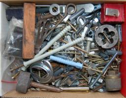 Barkácsdoboz csavarokkal, menetvágókkal, tiplikkel, köszörűkkel, szorítógyűrűvel, kulcslyukfedelekkel és egyéb kellékekkel