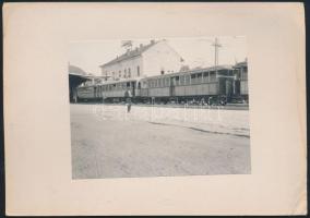 cca 1924 Elektromos vonat Arad-Pankota, kartonra ragasztott fotó, hátoldalon románul feliratozva, 8×10,5 cm / electric train, Arad - Pancota