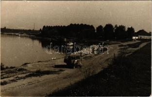 Törökbecse, Újbecse, Novi Becej; Tisza-part, teherautó / riverside, truck. photo (non PC) (EK)