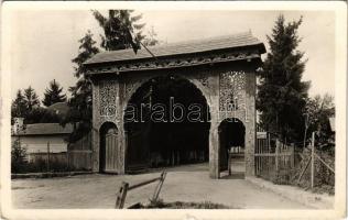 1943 Kolozsvár, Cluj; Székely kapu a M. kir. gazdasági akadémia udvarán (készült az 1907. évben). V. kerület, Fenesi út 56-58. / Transylvanian wood carved gate