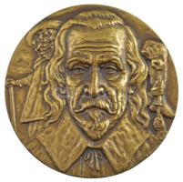 Portugália DN "William Harvey" a vérkeringés leírója bronz plakett, peremen sorszámozott "357/500". Szign.: Armindo Viseu (70mm) T:1- Portugal ND "William Harvey - MEDICO ANATOMISTA INGLES DESCOBRE E EXPLICA A CIRCULACAO SANGUINEA E SEU FUNCIONAMENTO É SUA A FRASE OMNE VIVUM EX OVO TODO O SER VIVO PROVEM DUM OVO 1578-1657" double-sided bronze plaque, with "357/500" serial number on edge. Sign.: Armindo Viseu (70mm) C:AU