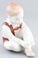 Aquincum cipőfűző fiú. Kézzel festett porcelán. Kopott. Jelzett. m: 11 cm