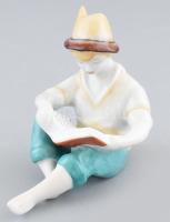 Hollóházi porcelán könyvet olvasó fiú, kézzel festett, jelzett, hibátlan, 9x10 cm