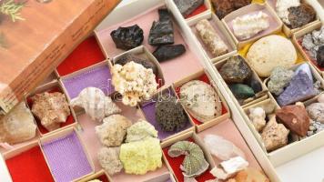 Ásványgyűjtemény, 4 doboznyi, közte tengeri kagyló is, vegyes állapotban