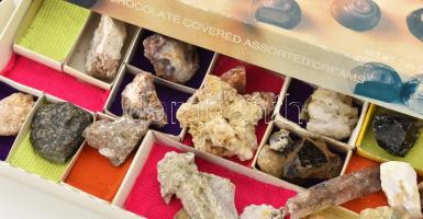 Ásványgyűjtemény, 4 doboznyi, közte tengeri kagyló is, vegyes állapotban