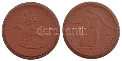 NDK DN 2 db Meisseni kerámia emlékérem "Meisenni könyvtár", "Háborús emléktemplom.&qu...