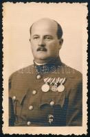 cca 1940 Katonatiszt kitüntetésekkel, fotó, 9×6 cm