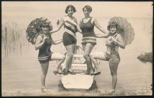 cca 1930 strandoló lányok csónakkal, napernyővel, fotólap, 9×13 cm