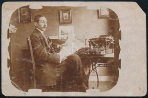 1915 A Világ című újságot olvasó férfi, fotólap, sérült, 9×13 cm