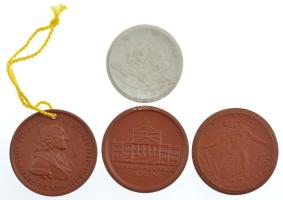 NDK 4 db Meisseni kerámia és porcelán emlékérem: Berlin színház,. J. F. Böttger, 1922 Thomaskirche, 1923 Háborús emlékmű Meissen.(kb 36 mm) T: UNC, EF / GDR 4 Meissen porcelain and ceramic commemorative coins