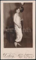 cca 1930 Fiatal hölgy léggömbbel, fotólap Diskay műterméből, felületén törésnyom, 13×9 cm