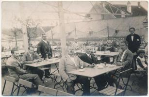 1932 Nagyszombat, Tyrnau, Trnava; Hostinec Ku kominárovi na Chlebovom rínku / Tóth József Vendéglője a kéményseprőhöz, étterem tető terasza / restaurant, rooftop terrace. photo (fl)