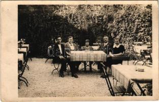 1937 Nagyszombat, Tyrnau, Trnava; Hostinec Ku kominárovi na Chlebovom rínku / Tóth József Vendéglője a kéményseprőhöz, étterem kertje / restaurant garden. Foto Atelier Rezucha, photo (fl)