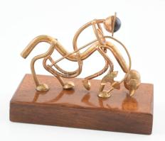 Varga Zoltán: Art Deco Don Quijote. Réz, fa talapzaton. Jelzés nélkül, 1930-40 körül. M: 9,5 cm. (gy...