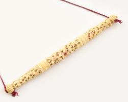 Díszes keleti faragott csont pálca / eszköz, szétcsavarható, rajta vörös zsinórral, h: 16 cm