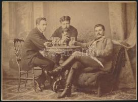 cca 1880 Urak iszogatnak, keményhátú fotó, vágott karton, 10×14 cm