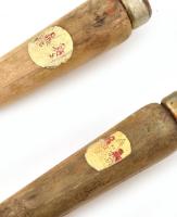 6 db régebbi véső, fém, fa nyéllel, közte jelzettek + 6 db fűrészlap, h: 25 - 31,5 cm